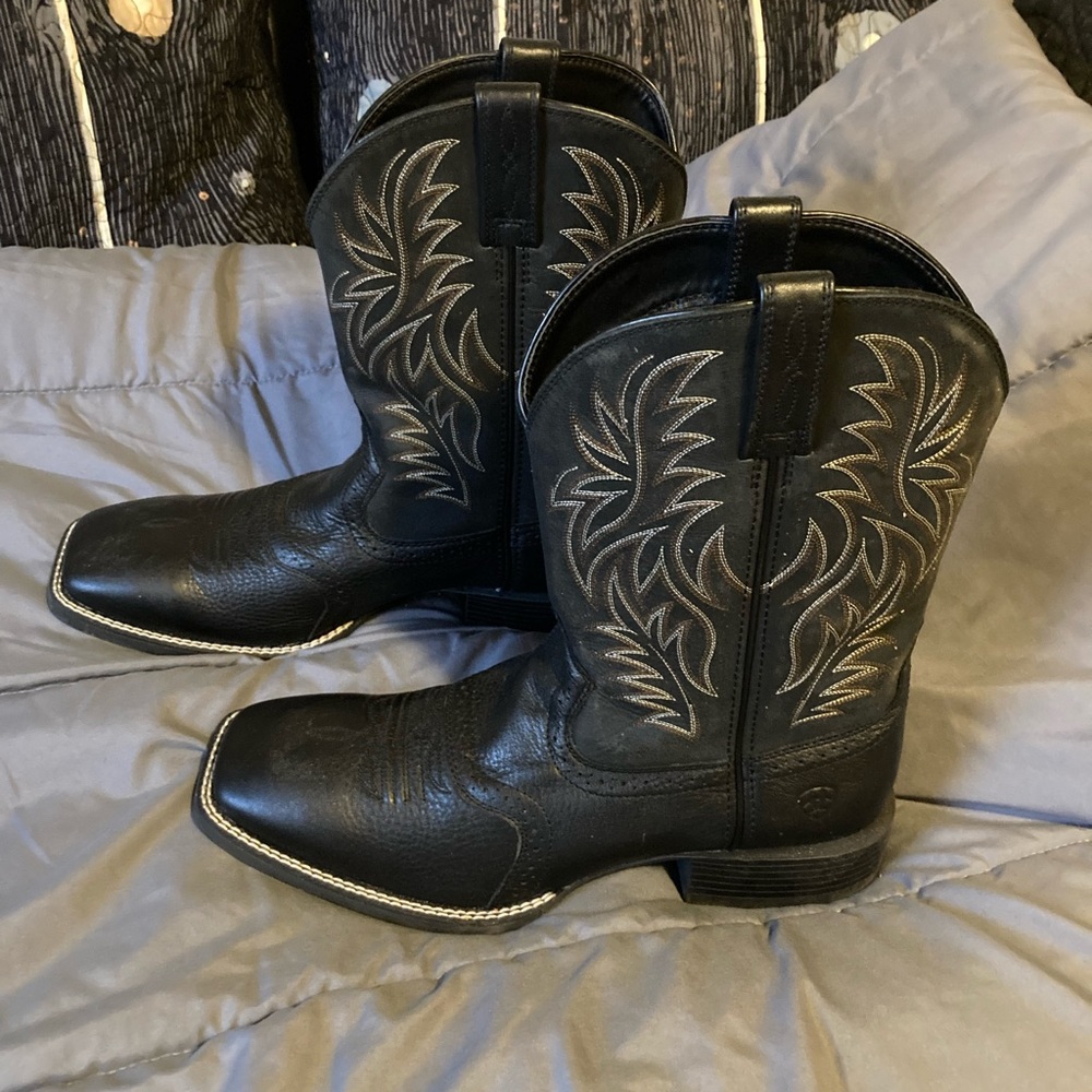 Ariat 13D black cowboy boots, square toe.